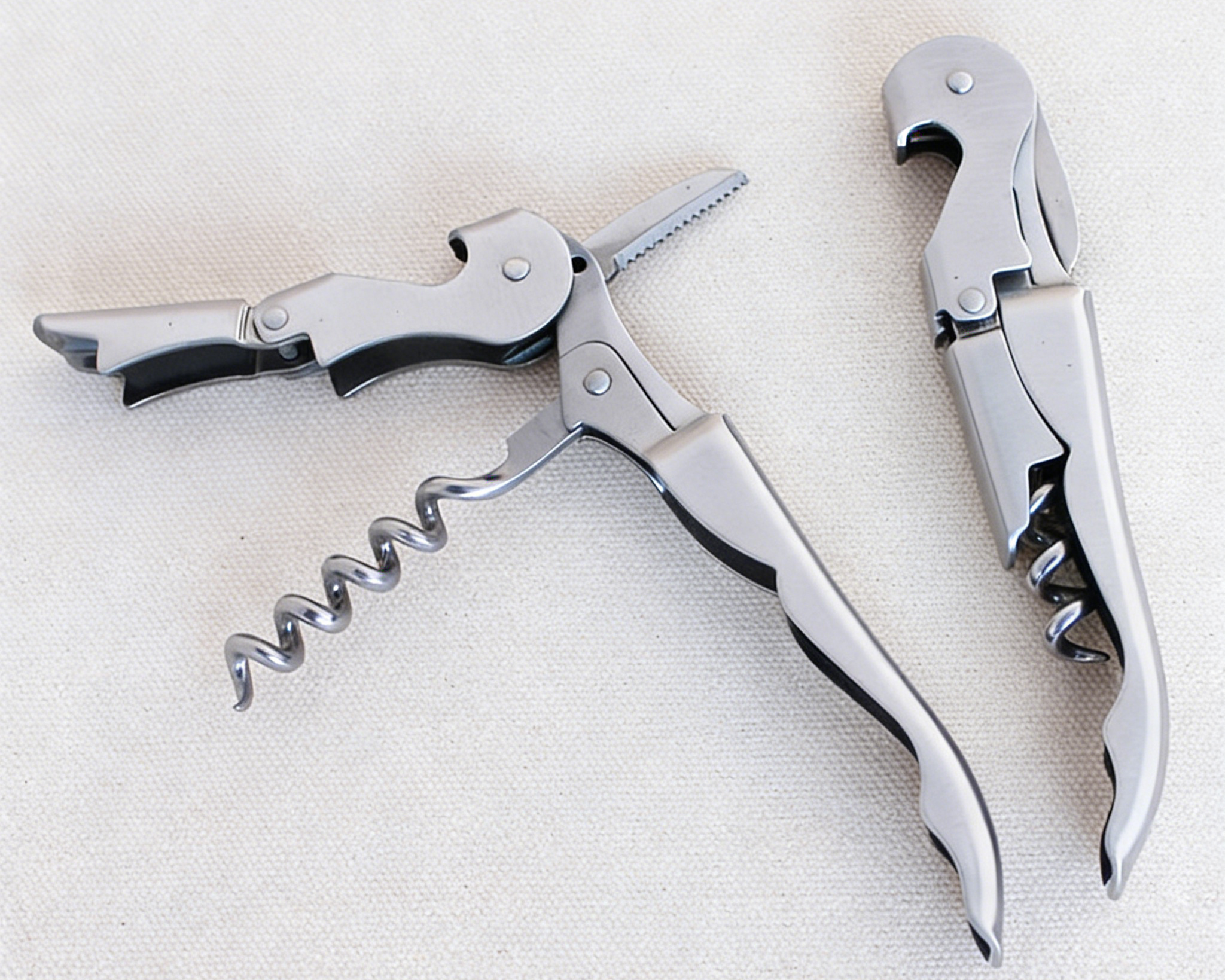 Doppelt klappbarer Kellnerkorkenzieher, Weinflaschenöffner aus Edelstahl mit integriertem Folienschneider, Hausbar-Zubehör, Barwagen-Accessoires, Metallic-Silber